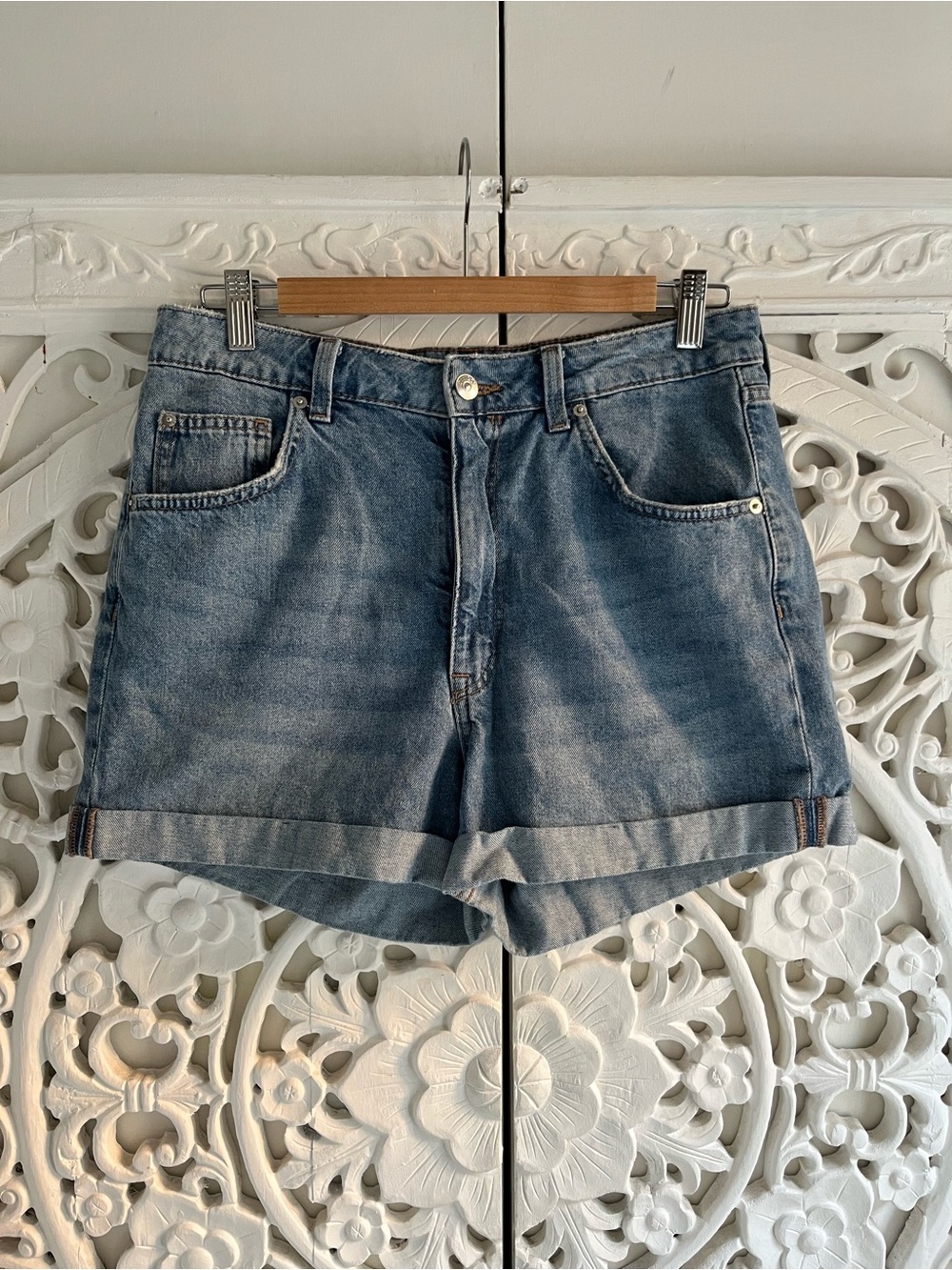 H&M Divided High Rise Cuffed Denim Mom Shorts Size 8 Light Wash Cotton